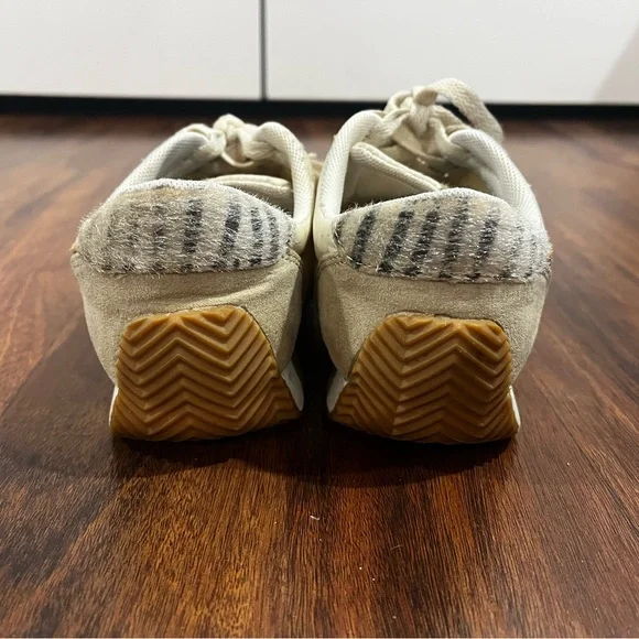 ✨Star Sneakers with Gold Accents - Picture 3 of 7